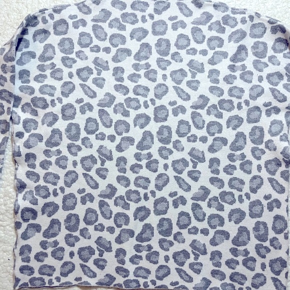 Tahari Women’s Gray Leopard Print Sweater Size Large - Picture 2 of 6